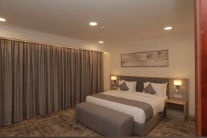 Ropa de cama hipoalergénica y espacio para trabajar con laptop 