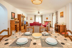 Een televisie, een open haard en boeken