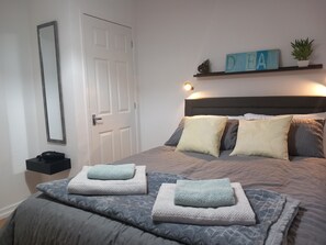 2 bedrooms, desk, iron/ironing board, free WiFi - Superior Apartment | Edinburgh & Glasgow Trains | Private off street parking | (Airdrie)