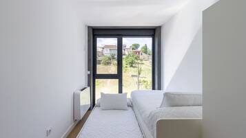 3 habitaciones y tabla de planchar con plancha