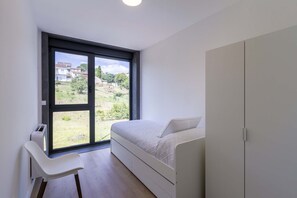 A bedroom with a bed, a desk, and a wardrobe. - Urbanfive 4A Ourense downtown 3 rooms (Ourense)