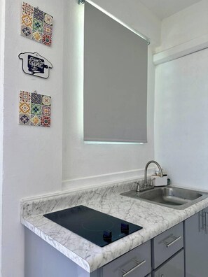 Jääkaappi, mikroaaltouuni, liesi, kahvin-/teenkeitin