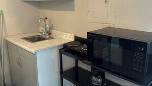 コーヒー / ティーメーカー、冷蔵庫、電子レンジ、調理器具と食器