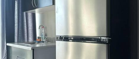 雪櫃、微波爐、咖啡機/沖茶器、廚房用具/餐具/器皿