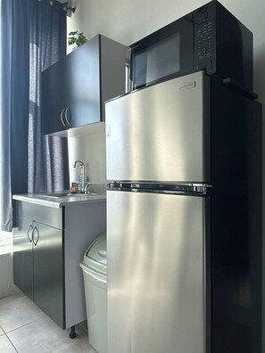 Refrigerador, microondas, cafetera y tetera y utensilios de cocina 