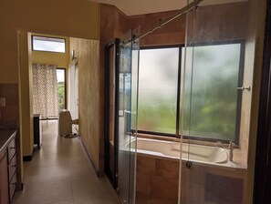 Serviettes fournies, savon, papier toilette