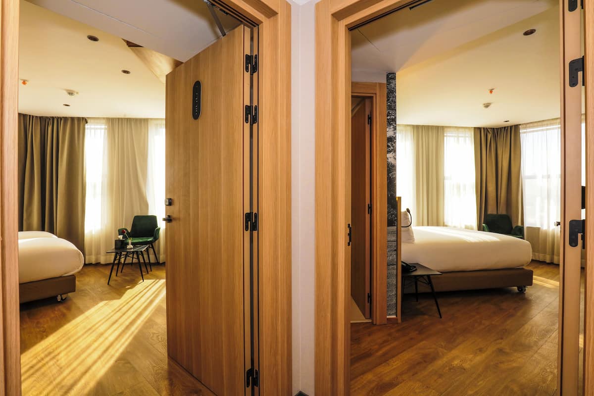 Familienzimmer, 2 Schlafzimmer, Stadtblick | Hochwertige Bettwaren, Minibar, Zimmersafe, individuell dekoriert