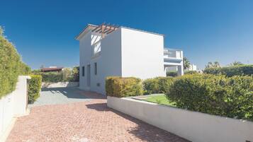 Villa, 3 Bedrooms, Private Pool, Garden View | Property grounds
