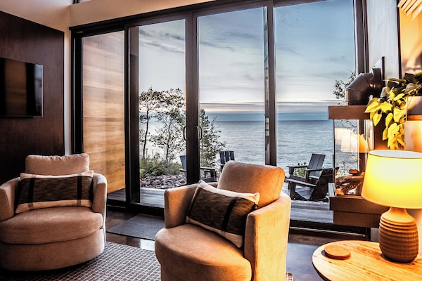 TV connectée, cheminée, livres