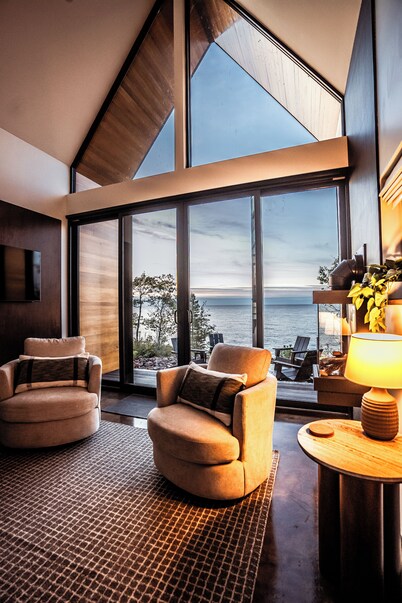 BRAND NEW Lakefront Tiny Home w/ Treehouse Sauna - Jarvi Cabin at Stay Boreal