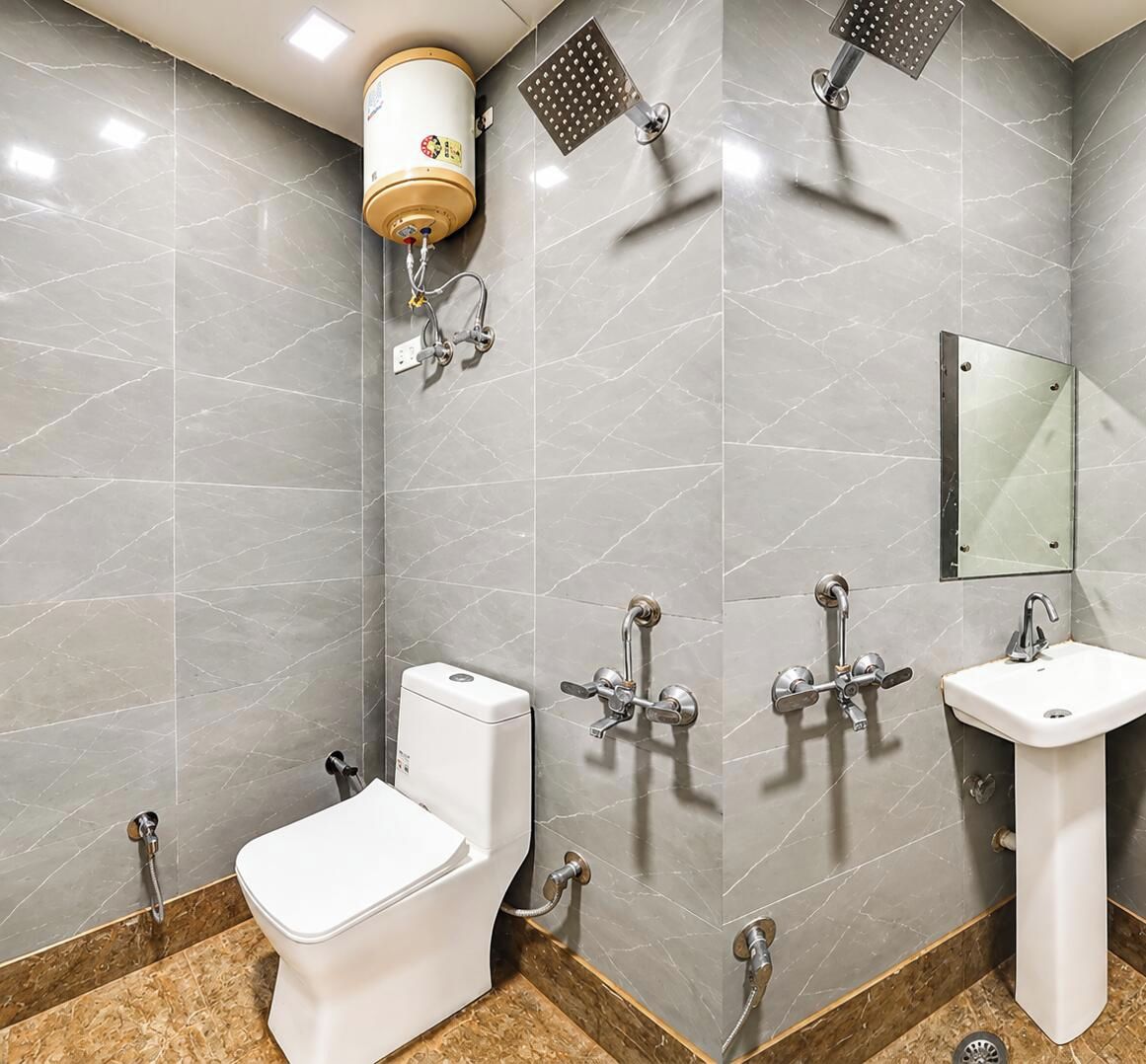 Un baño moderno con inodoro, bidé, lavabo y ducha.