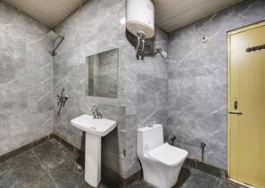 Deluxe-Doppelzimmer | Badezimmer | Kostenlose Toilettenartikel, Handtücher, Seife, Shampoo