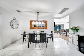 Dining - Private Home! Large Backyard+Close 2 Beach+ Shops! (Fort Lauderdale)