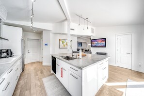 Fridge, microwave, oven, stovetop - Private Home! Large Backyard+Close 2 Beach+ Shops! (Fort Lauderdale)