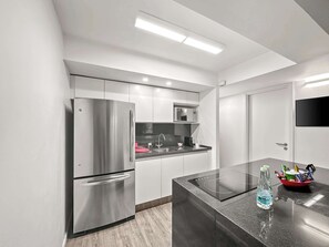 Micro-ondas, cooktop, cafeteira/chaleira, torradeira