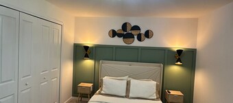 Spacious and private bedroom in a modern new home in Port Charlotte with AC,WiFi