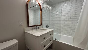 Asciugacapelli, asciugamani, sapone, carta igienica