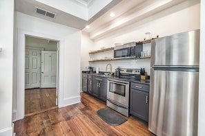 Kühlschrank, Mikrowelle, Ofen, Herdplatte