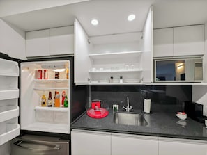 Micro-ondes, plaque de cuisson, cafetière/bouilloire, grille-pain