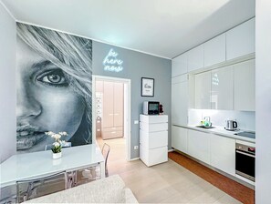 Kühlschrank, Mikrowelle, Herdplatte, Geschirrspüler