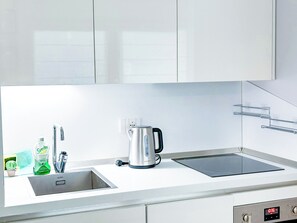 Fridge, microwave, stovetop, dishwasher