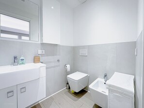 Regadera, secadora de cabello, bidet, toallas 