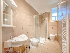 Regadera, secadora de cabello, bidet, toallas 