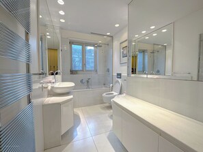 Doccia, asciugacapelli, bidet, asciugamani