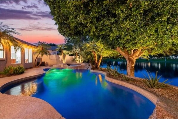 Una piscina al aire libre, una piscina climatizada