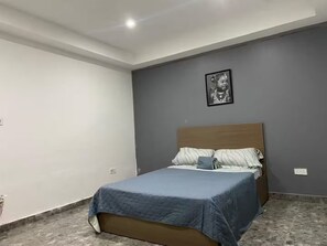 3 bedrooms, iron/ironing board, WiFi, bed sheets - Comfort in Osu (ACCRA)