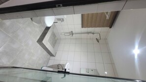 Shower, towels, soap, toilet paper - Comfort in Osu (ACCRA)