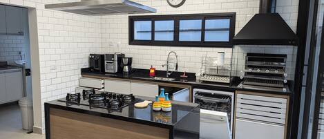 Køleskab, mikrobølgeovn, ovn, kogeplade