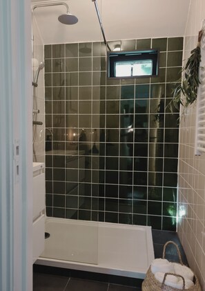 Een douche, een haardroger, handdoeken, toiletpapier