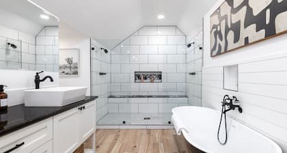 Modern Oasis! Pool, Mini-Golf, Game Room, Theatre!