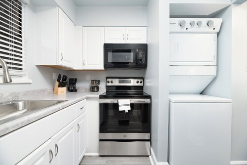 Newly Renovated 2-bedroom apartment By Sawgrass