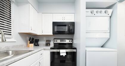 Newly Renovated 2-bedroom apartment By Sawgrass