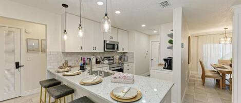 Réfrigérateur, micro-ondes, four, plaque de cuisson