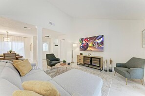 Smart TV, video games - Pickleball & Play: Heated Pool, Games, Mini-Golf (Bradenton)