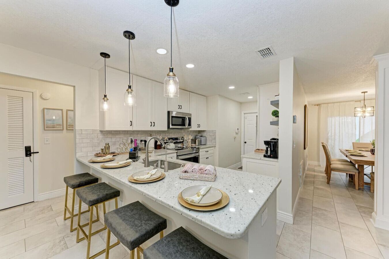 Køleskab, mikrobølgeovn, ovn, kogeplade