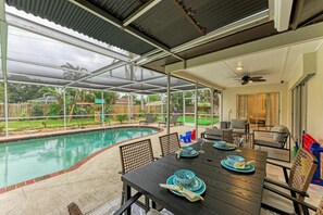 Dining - Pickleball & Play: Heated Pool, Games, Mini-Golf (Bradenton)