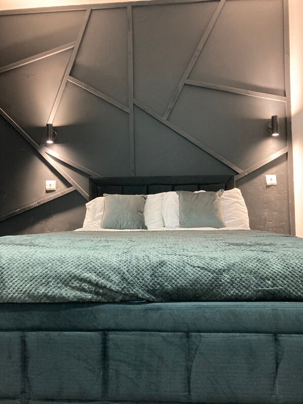 3 bedrooms, iron/ironing board, internet, bed sheets