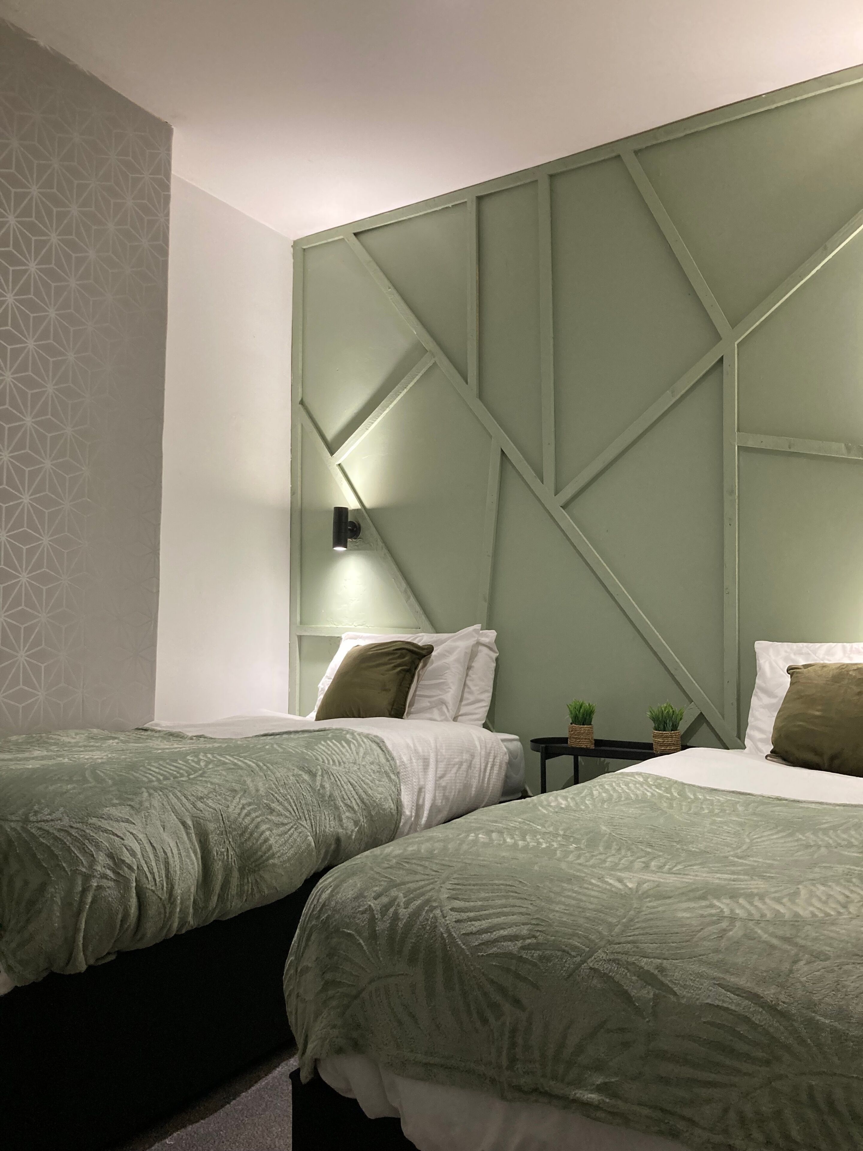 3 bedrooms, iron/ironing board, internet, bed sheets