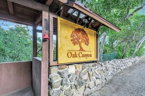 A stone wall with a sign that reads 'Oak Canyon.'