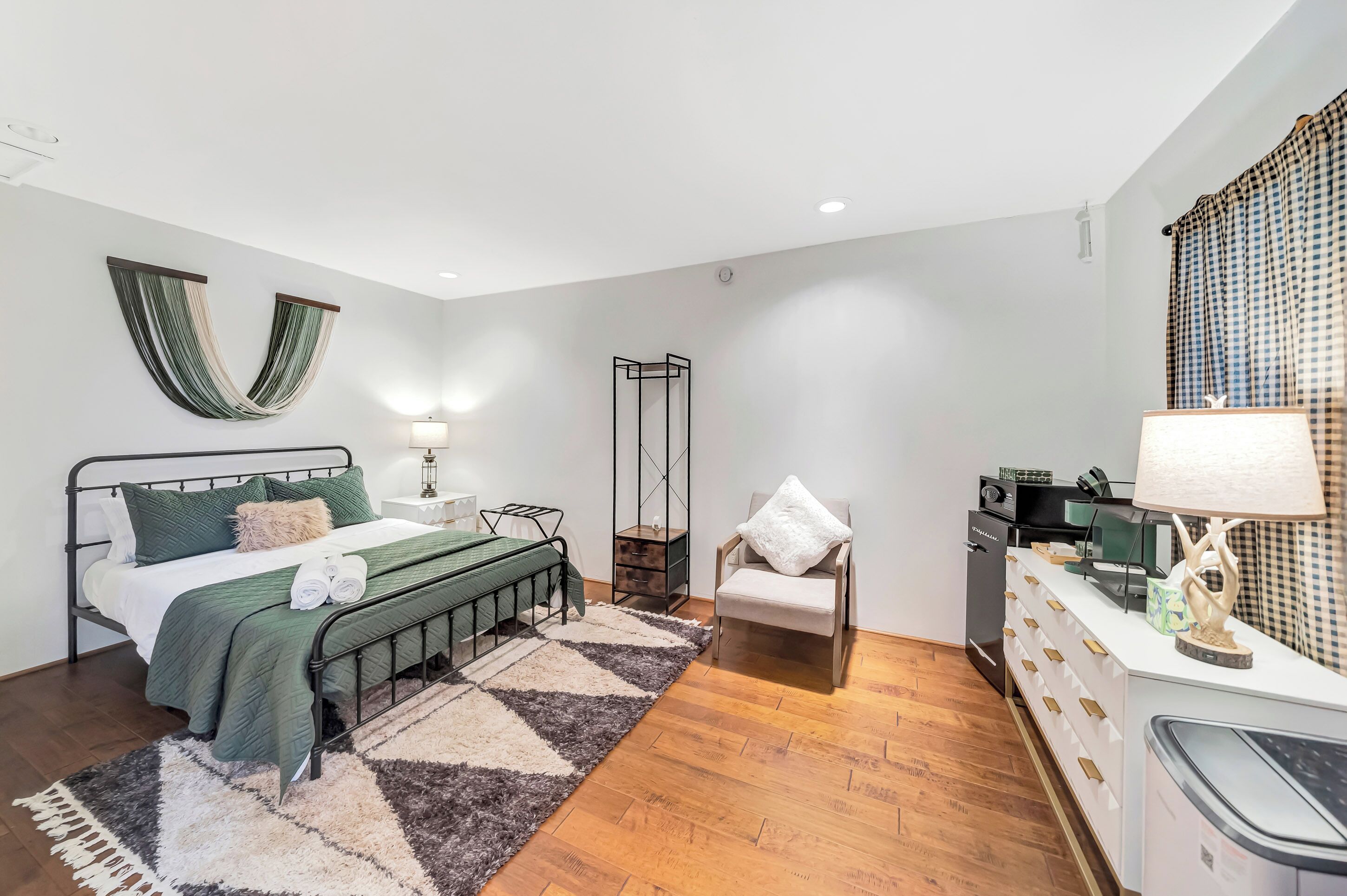 17 Schlafzimmer, Schreibtisch, WLAN, Bettwäsche