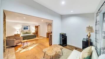 Ein modernes Wohnzimmer mit einer Couch, einem Couchtisch, einem Kamin und einem Essbereich.