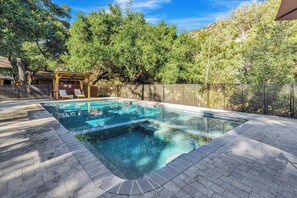 Una piscina al aire libre, una piscina climatizada