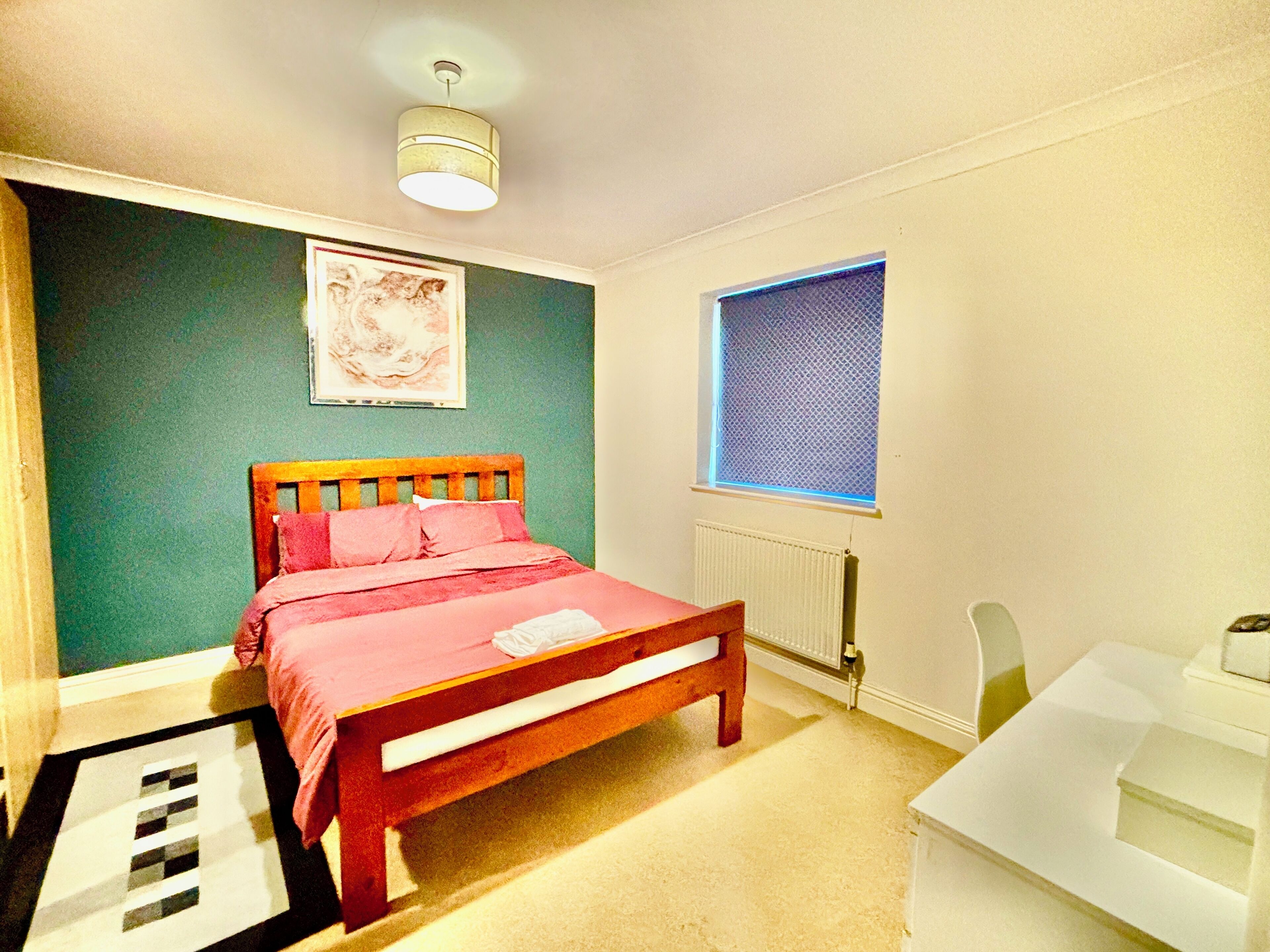 3 habitaciones, tabla de planchar con plancha, wifi y ropa de cama 