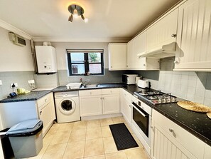 Microwave - SPACIOUS 3 BED ROOM FAMILY FRIENDLY HOME CONVENIENTLY LOCATED IN IPSWICH SUFFOLK (Ipswich)