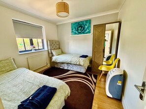 3 habitaciones, tabla de planchar con plancha, wifi y ropa de cama 