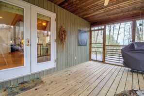 Terrace/patio - Loon Bay Serenity - Four Bedroom Cottage, Sleeps 8 (Harcourt)